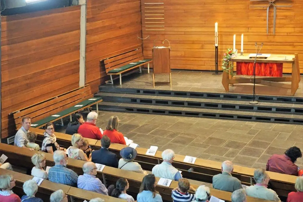 Altarraum und Gemeinde zu Pfingsten in der Evangelischen Kirchengemeinde Neu-Westend