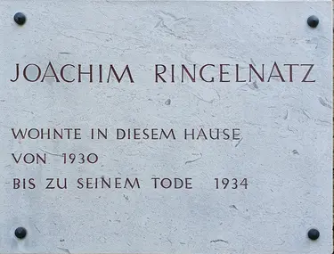 Erinnerungstafel an Joachim Ringelnatz an einem Wohnhaus am Neu-Westender Brixplatz. 